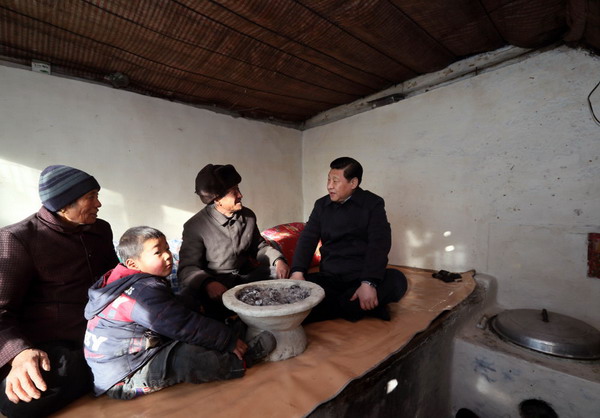 习近平在河北省阜平县龙泉关镇骆驼湾村看望唐荣斌老人一家6_缩小大小.jpeg